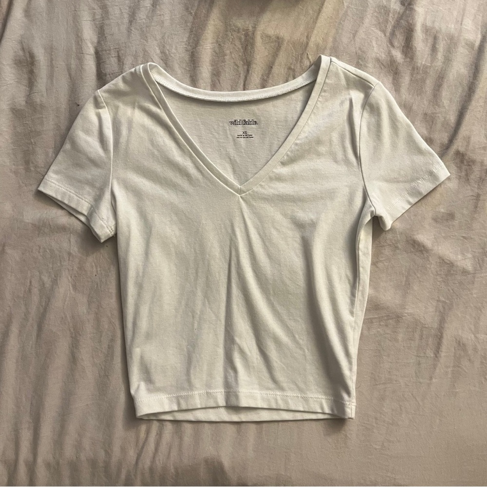white crop tee v neck